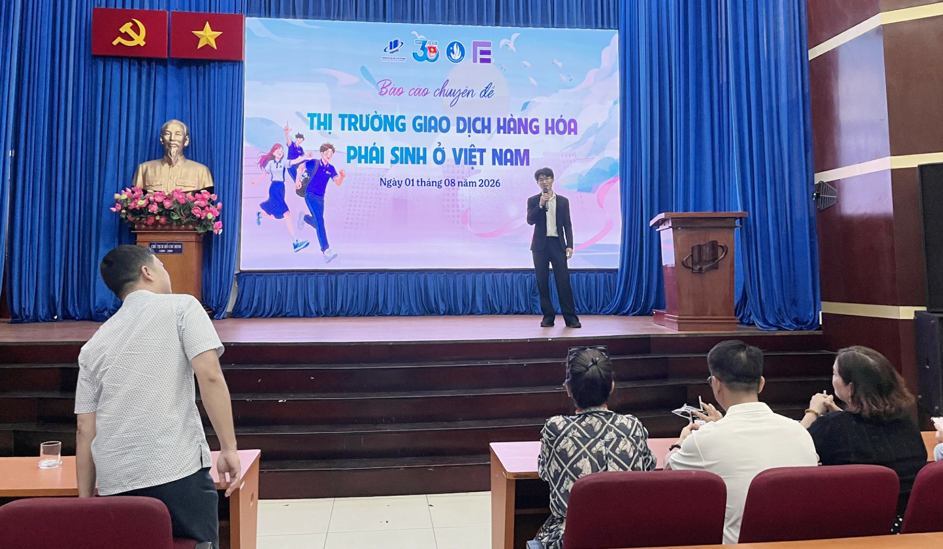 Ông Trần Sơn Tùng trình bày tại chương trình báo cáo chuyên đề “Thị trường giao dịch hàng hóa phái sinh ở Việt Nam”, Trường Đại học Mở TP.HCM, ngày 1-8-2026. Ảnh: SACT