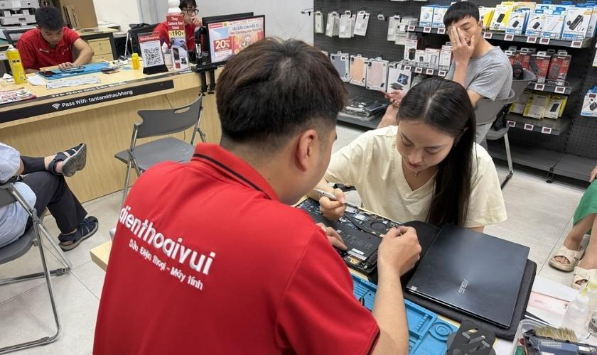 Điện Thoại Vui luôn kiểm tra kỹ càng lỗi sạc trước khi thay mới.