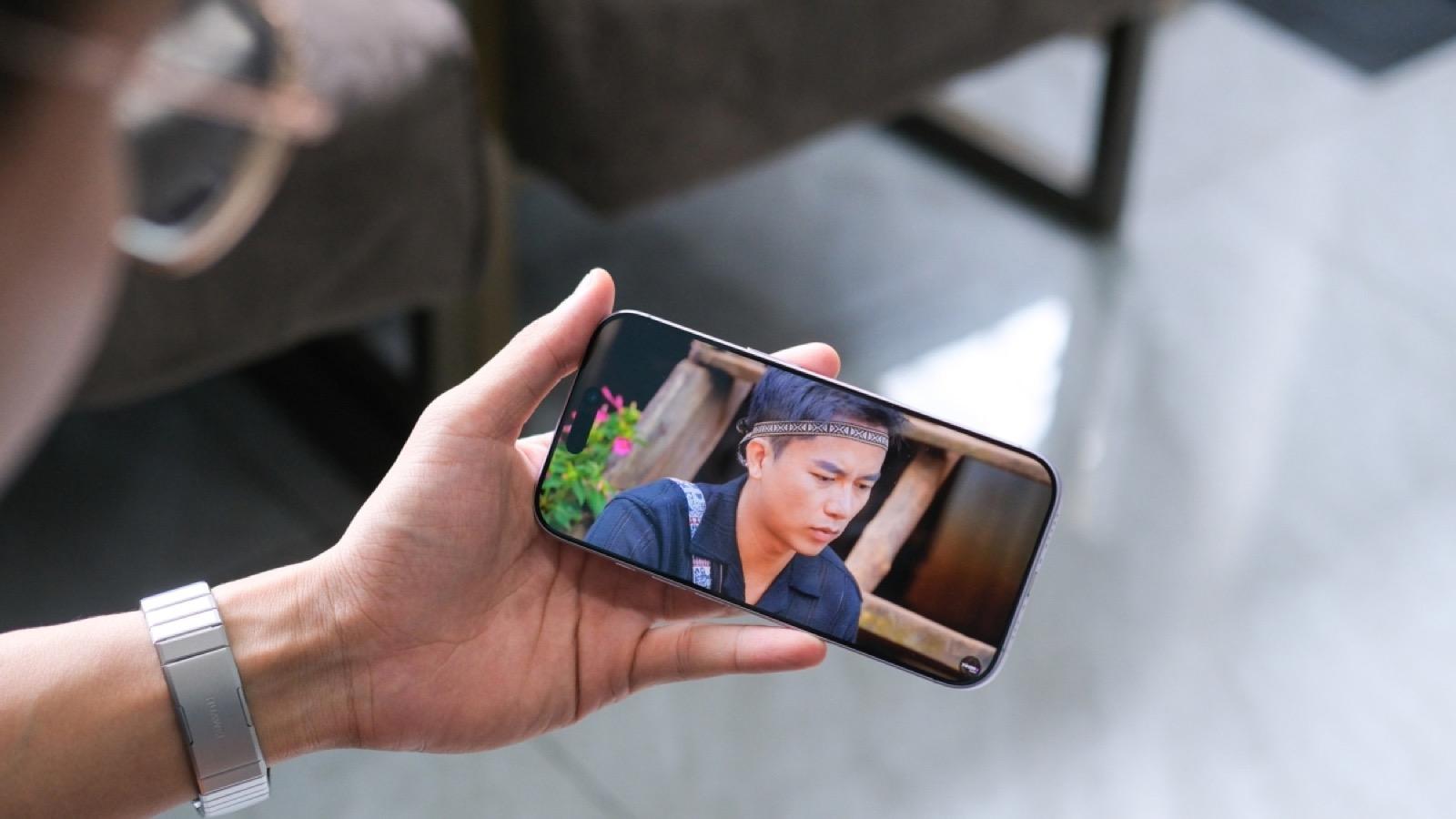 Chip A19 Pro xử lý mượt tác vụ xem video hàng ngày.