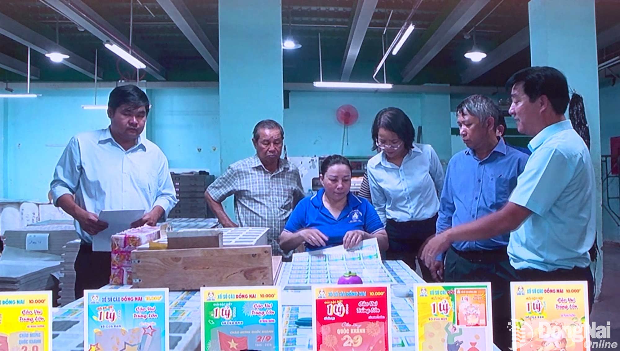 Quy trình kiểm tra sản phẩm vé số cào tại xưởng in. Ảnh: Lê Kiệt