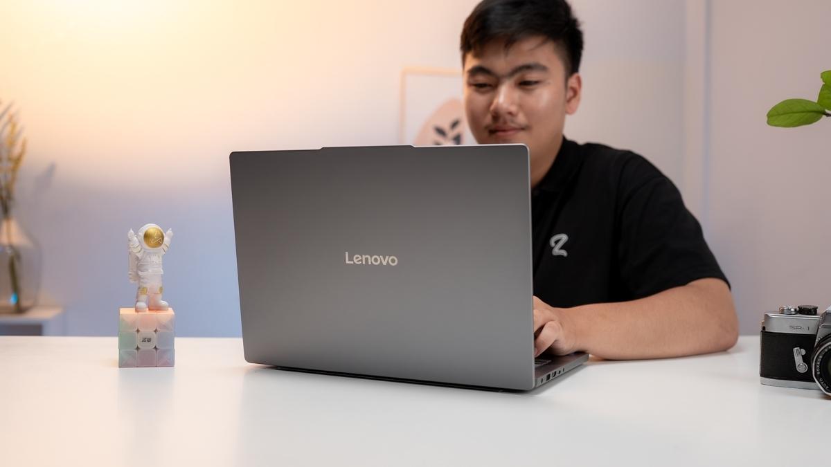 Laptop màn hình lớn hỗ trợ làm việc hiệu quả hơn.