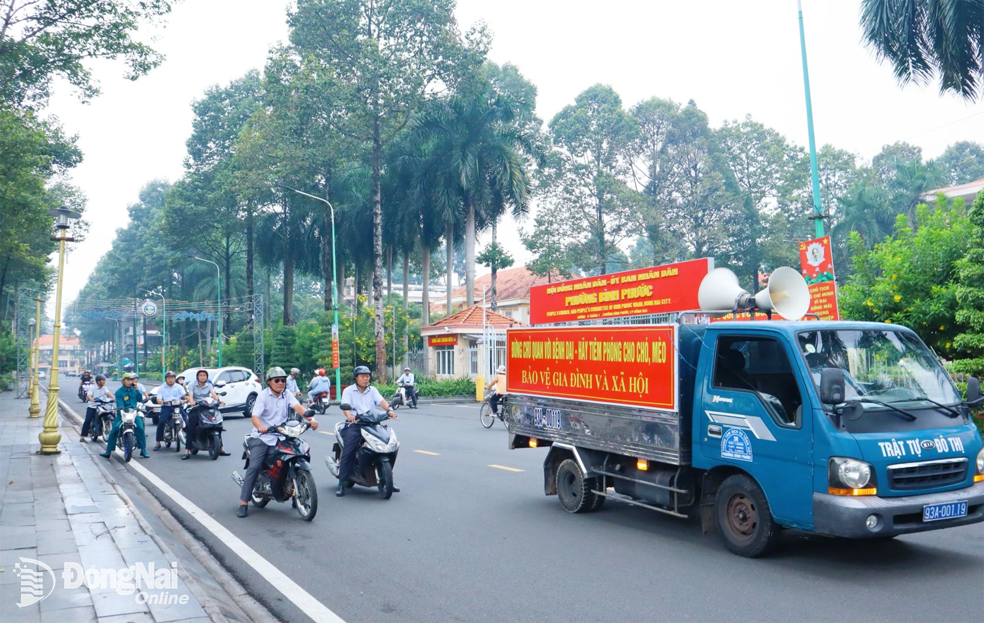 UBND phường Bình Phước ra quân cao điểm thực hiện bắt giữ và xử lý động vật thả rông tại nơi công cộng. Ảnh: Phan Giáp