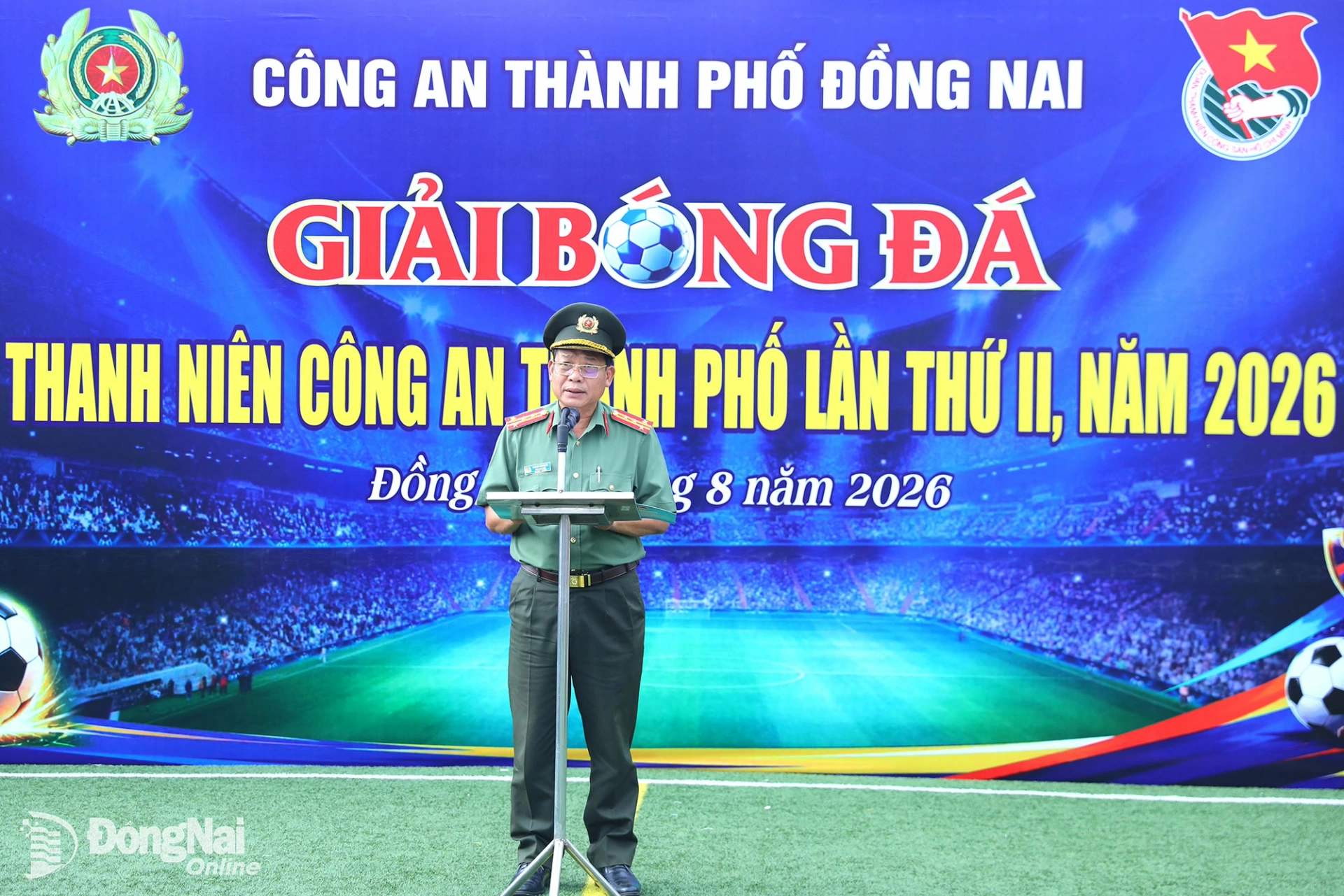 Đại tá Dương Văn Mạnh, Phó Giám đốc Công an thành phố Đồng Nai phát biểu khai mạc giải. Ảnh: Huy Anh
