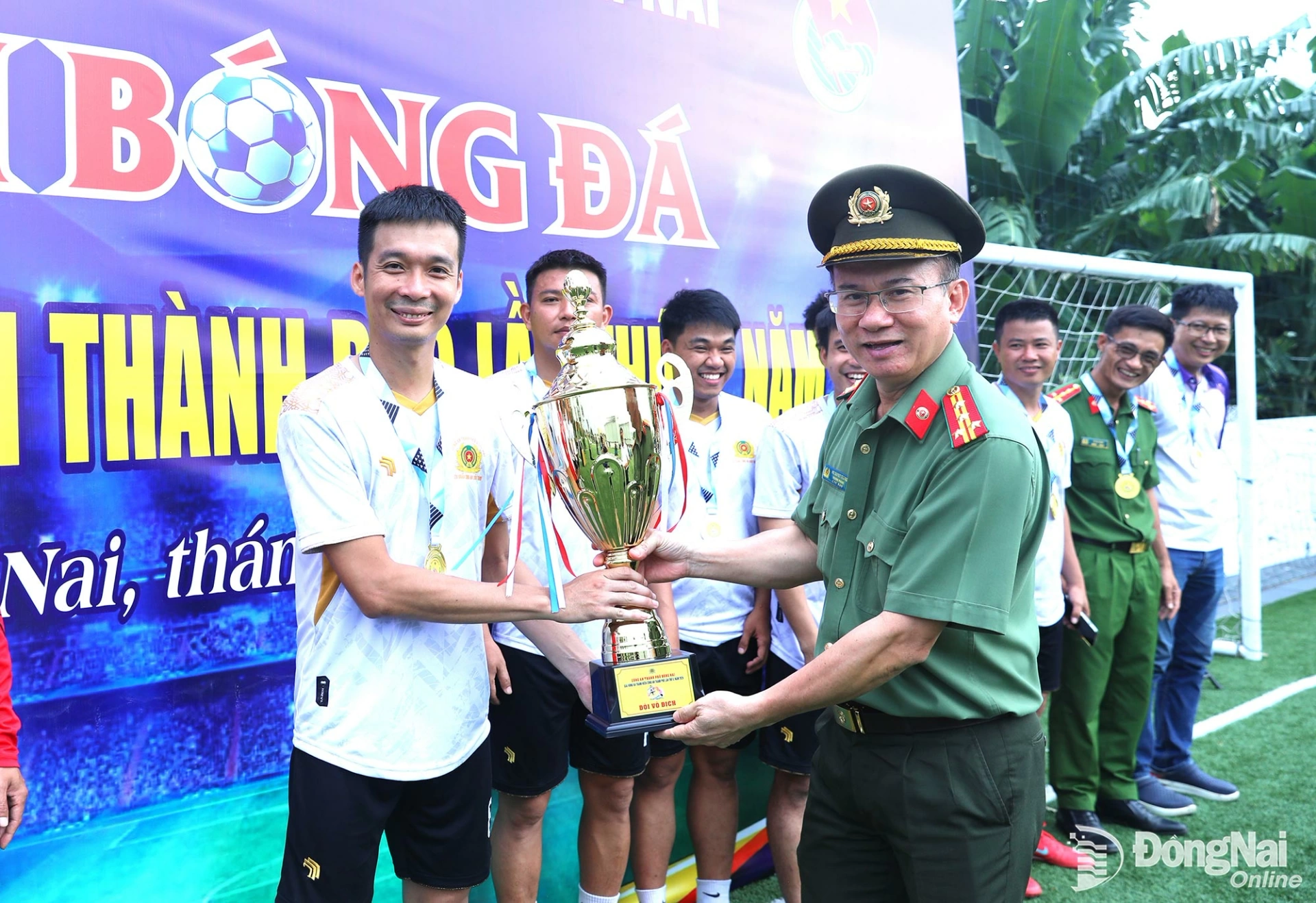 Thượng tá Hồ Quyết Thắng, Trưởng phòng PX03 trao cúp cho đội vô địch Liên quân Long Thành. Ảnh: Huy Anh