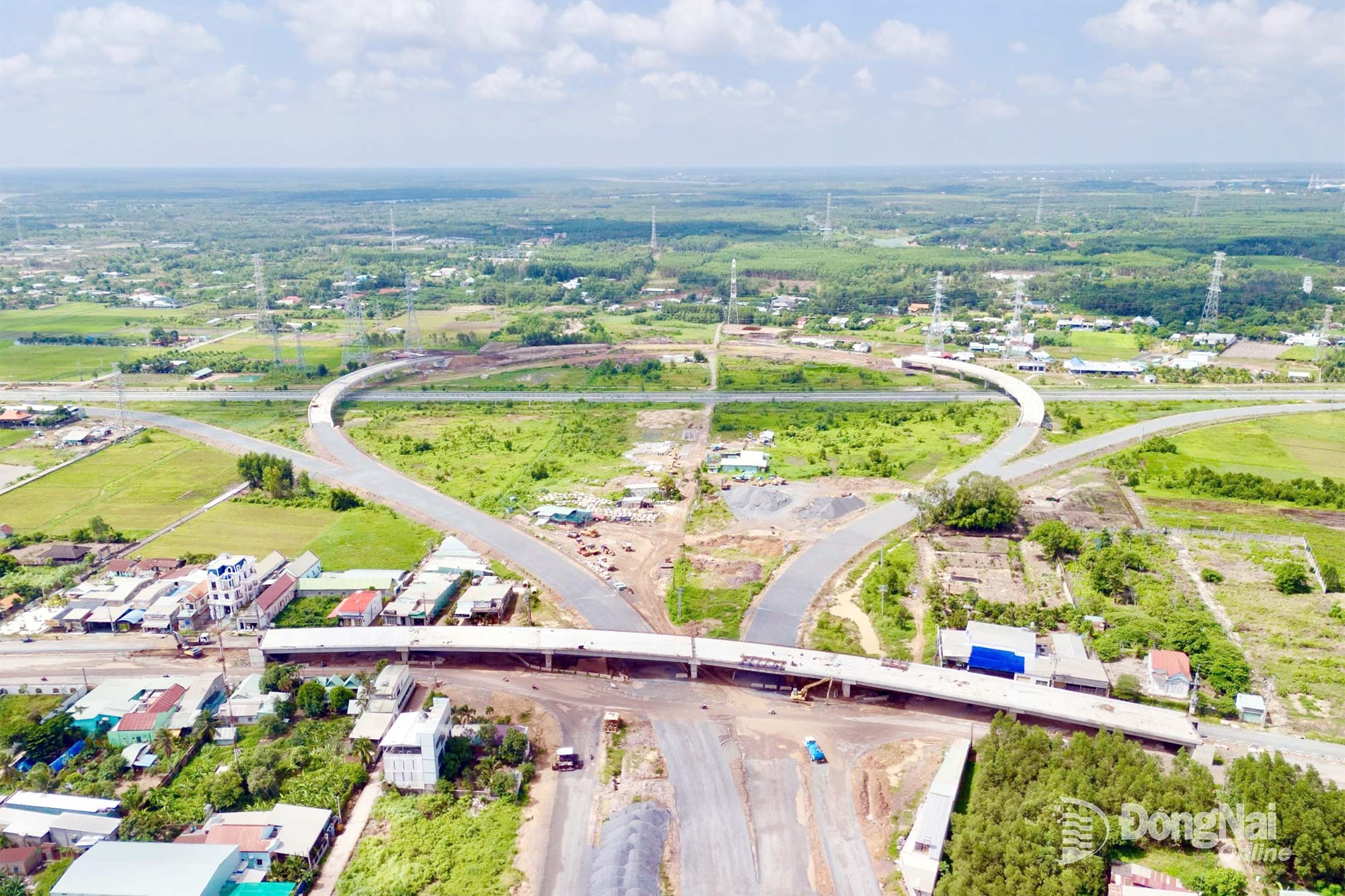 Thi công hạng mục nút giao đường vành đai 3 - Thành phố Hồ Chí Minh với cao tốc Bến Lức - Long Thành. Ảnh: Phạm Tùng