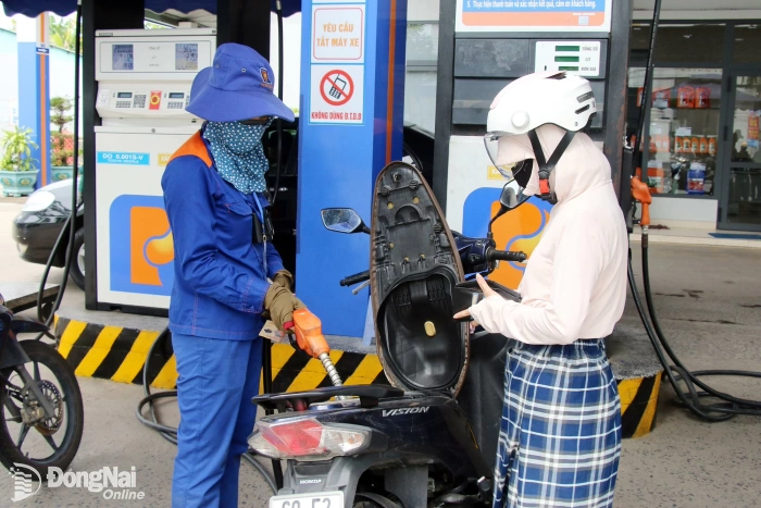 Giá xăng 'quay đầu' giảm sau 3 lần tăng liên tiếp