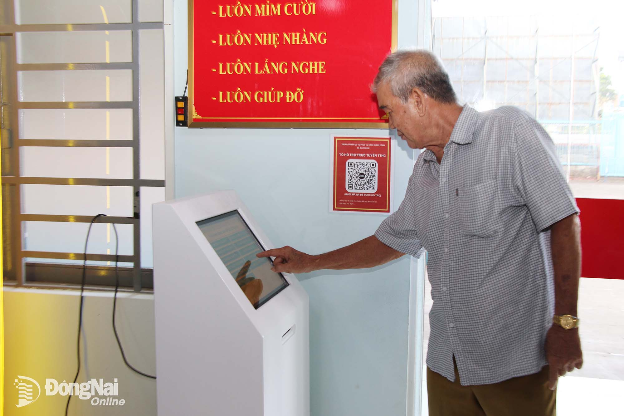 Người dân đăng ký thực hiện thủ tục hành chính trực tuyến tại Trung tâm Phục vụ hành chính công xã Đại Phước. Ảnh: Hải Quân