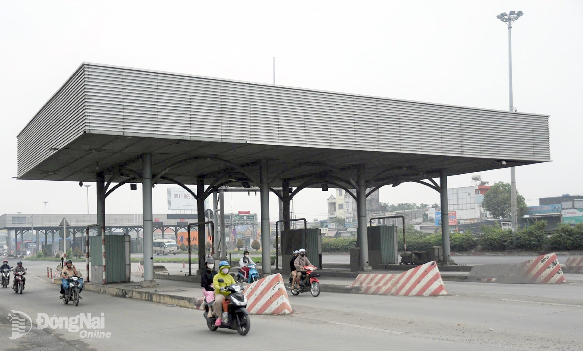 Trạm thu phí cầu Đồng Nai trên tuyến quốc lộ 1, đoạn qua địa bàn thành phố Đồng Nai dự kiến bắt đầu thực hiện tháo dỡ từ ngày 10-8. Ảnh: tư liệu