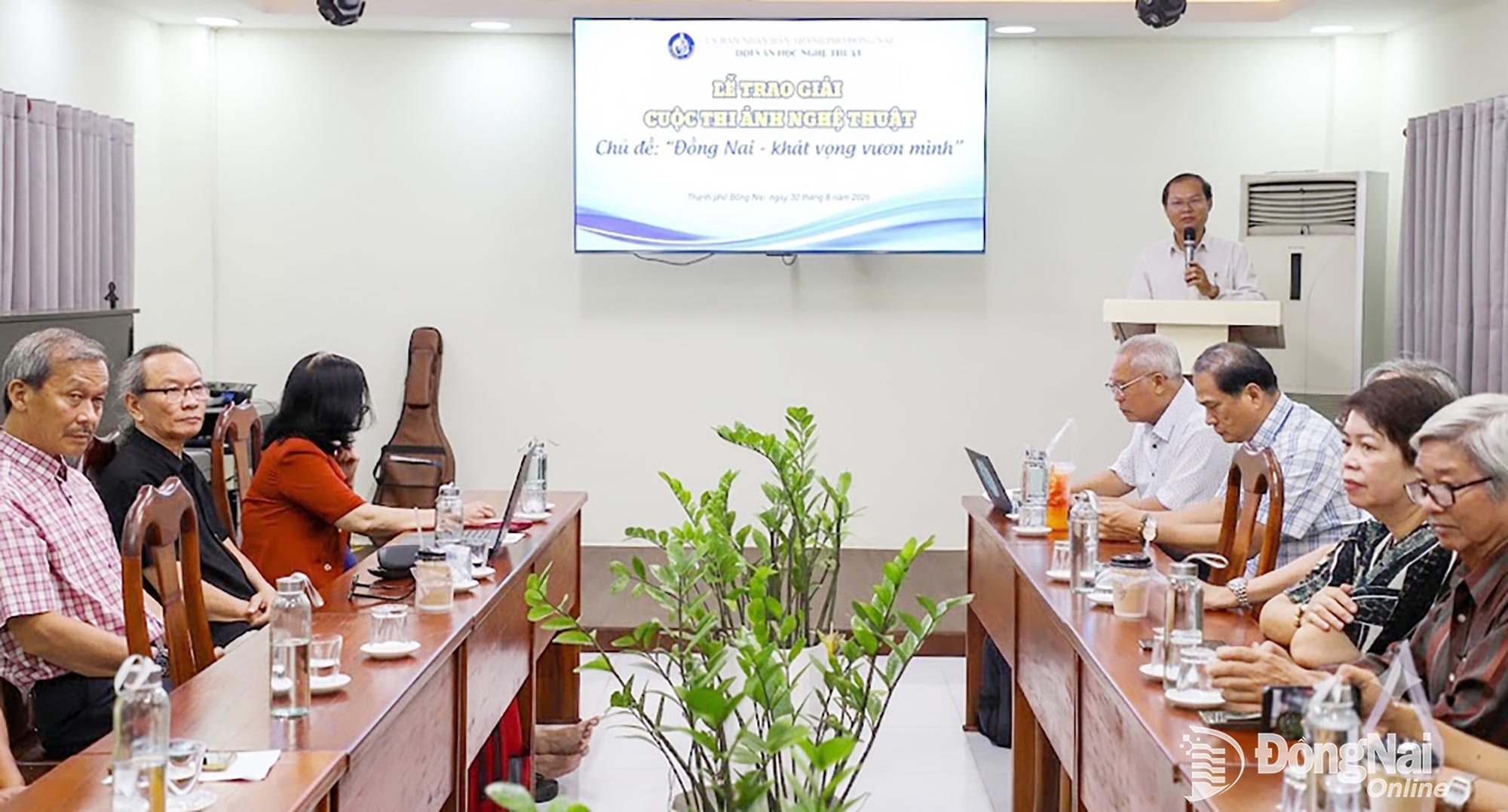 Phó Chủ tịch Hội Văn học nghệ thuật Đồng Nai Phạm Hiến phát biểu tổng kết, đánh giá công tác tổ chức cuộc thi tại lễ trao giải. Ảnh: My Ny