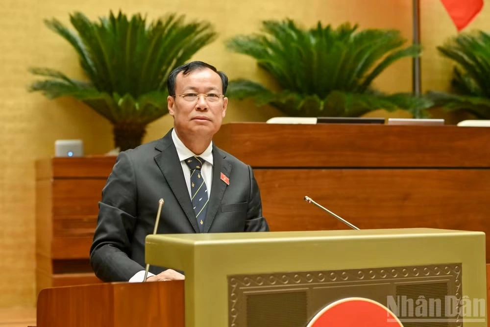 Thượng tướng Lê Tấn Tới, Chủ nhiệm Ủy ban Quốc phòng, An ninh và Đối ngoại của Quốc hội trình bày Báo cáo thẩm tra về dự án Luật sửa đổi, bổ sung một số điều của 9 luật về quân sự, quốc phòng. (Ảnh: THỦY NGUYÊN)
