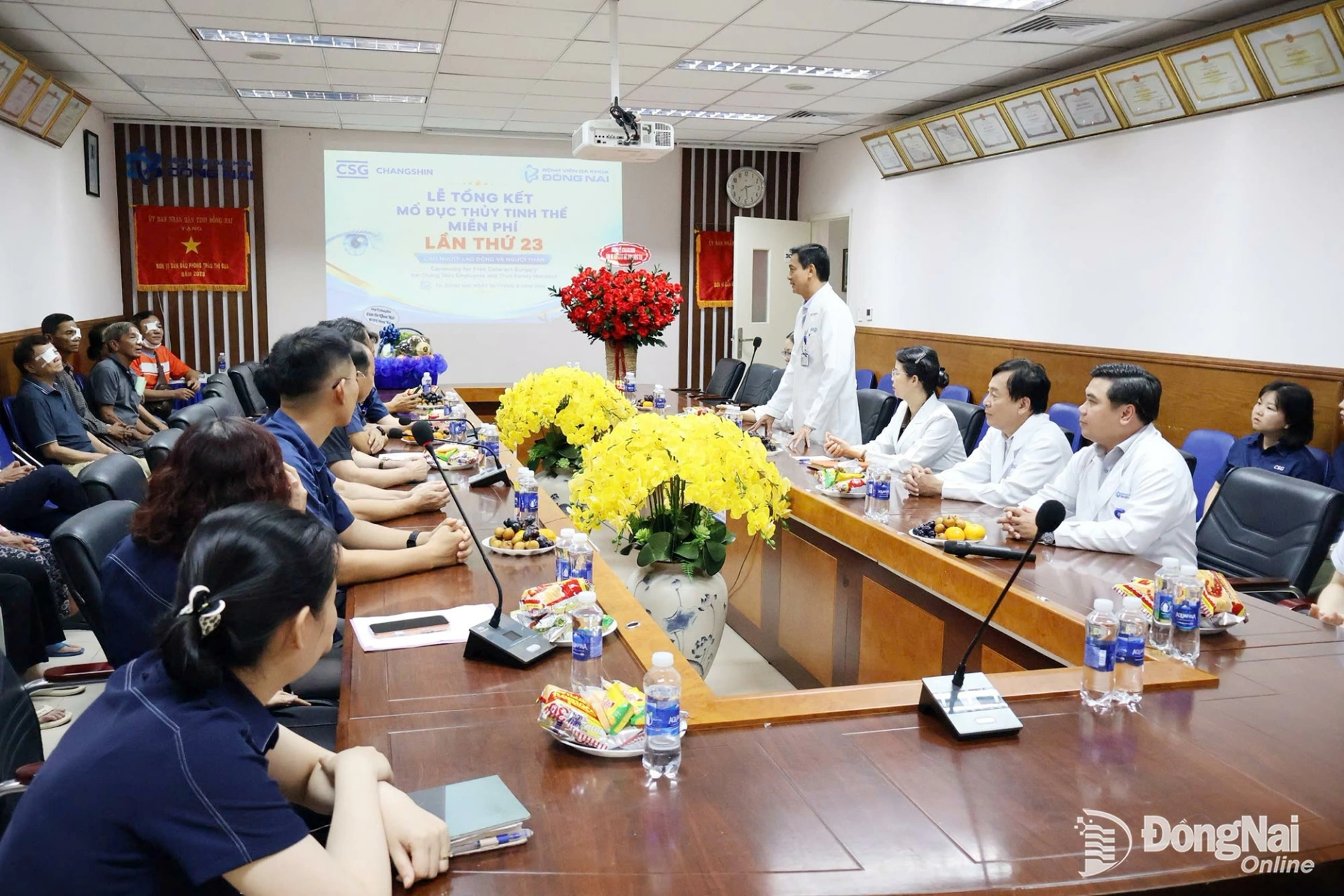 Over VND 2 bil donated to provide free cataract surgery for people in difficult circumstances
