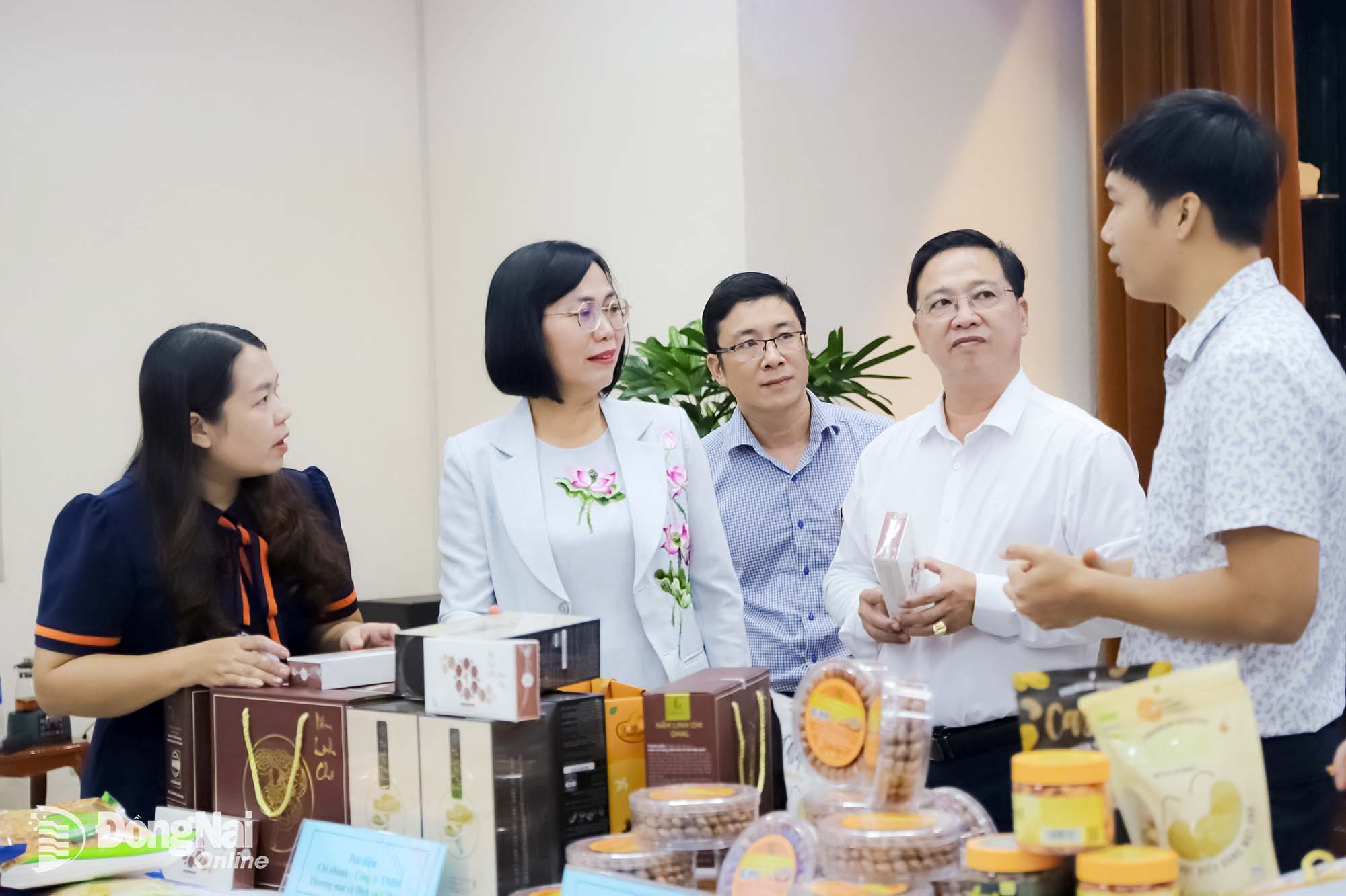 Thành ủy viên, Phó Chủ tịch UBND thành phố Nguyễn Thị Hoàng (thứ 2, từ trái qua) tham quan khu trưng bày các sản phẩm OCOP tại Hội nghị đánh giá, phân hạng sản phẩm OCOP Đồng Nai.