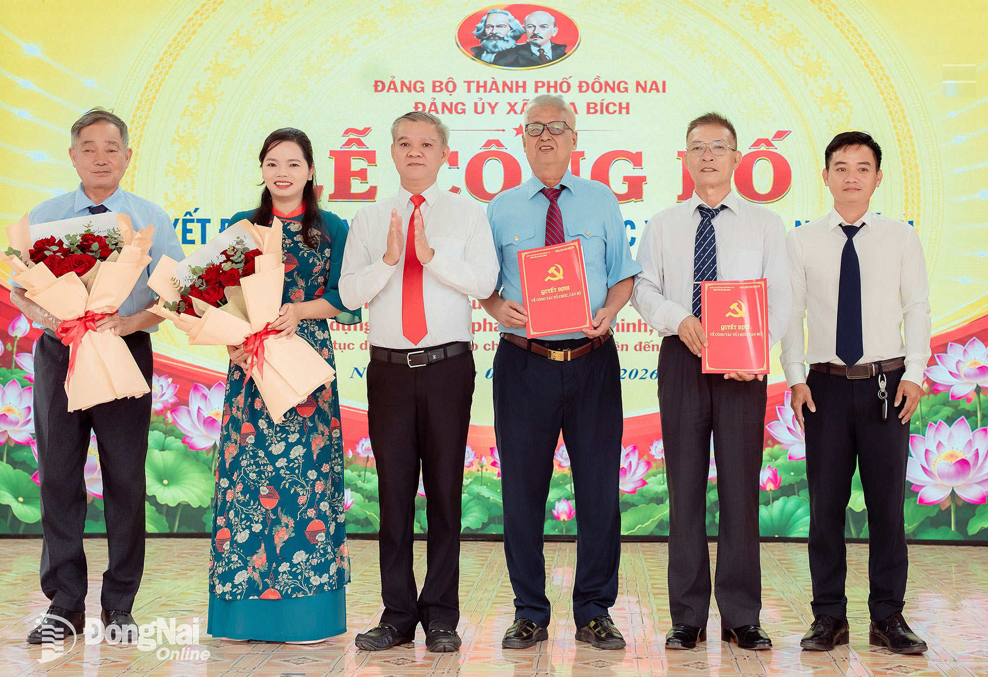 Bí thư Đảng ủy xã Nha Bích Nguyễn Trung Dũng trao quyết định thành lập Chi bộ Hợp tác xã Yến sào Nha Bích. Ảnh: Quang Minh