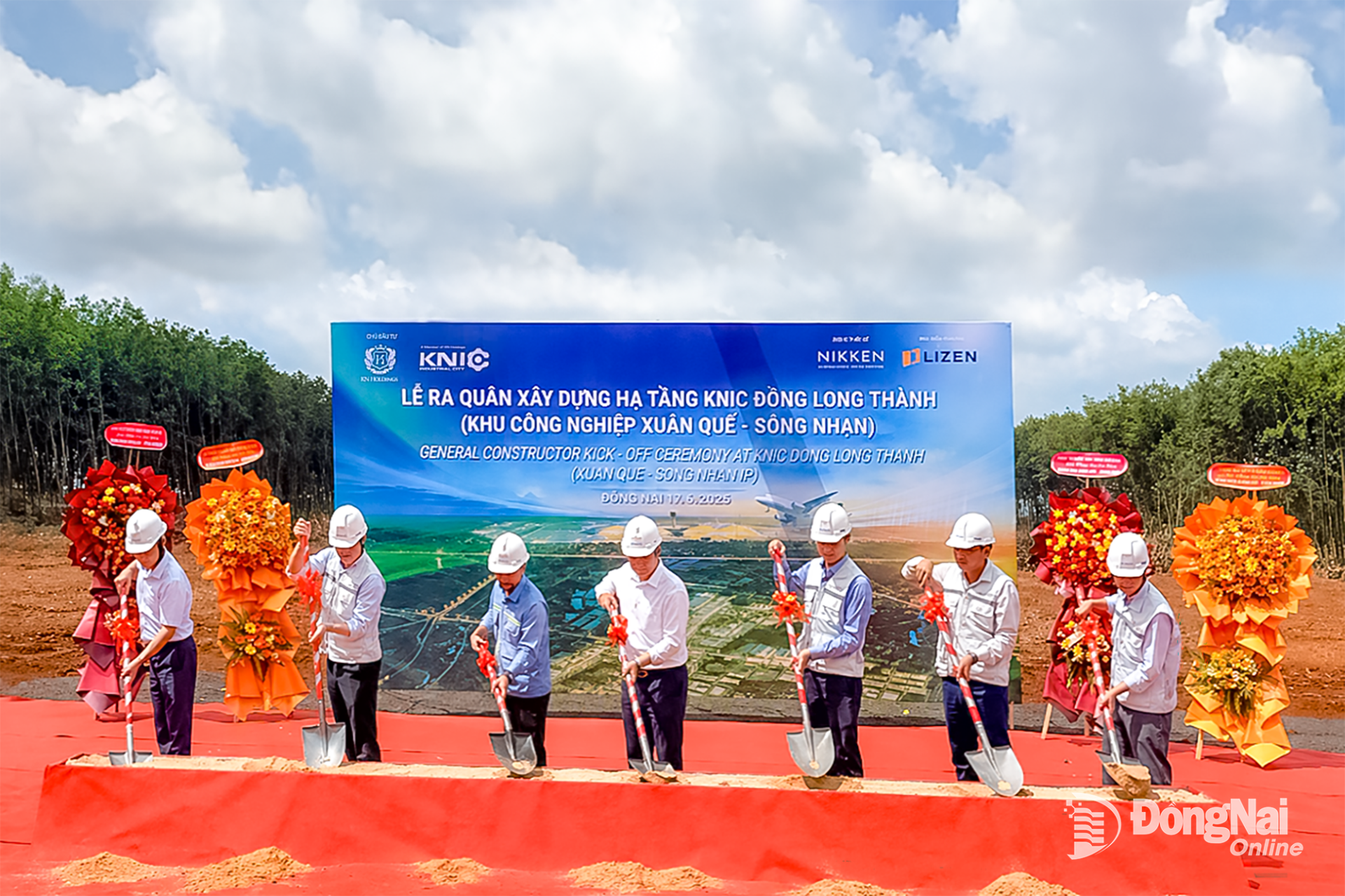 Đại diện Ban lãnh đạo KN Holdings và nhà thầu Lizen cùng các đối tác thực hiện nghi thức tại buổi lễ

