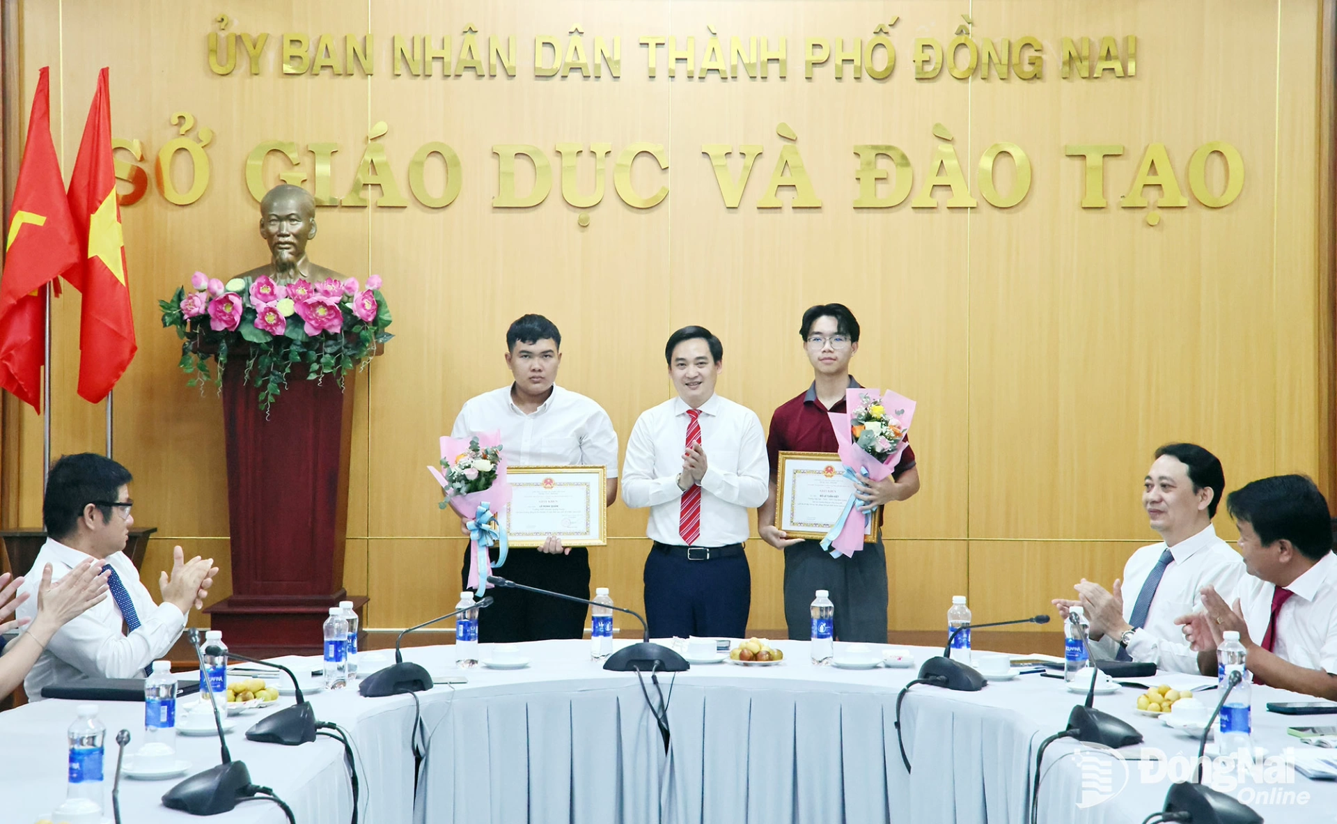 Dr. Dang Anh Tuan, Director of the Department of Education and Training, presents certificates of merit to Do Le Tuan Kiet (right) and Le Minh Quan (left). Photo: Cong Nghia

