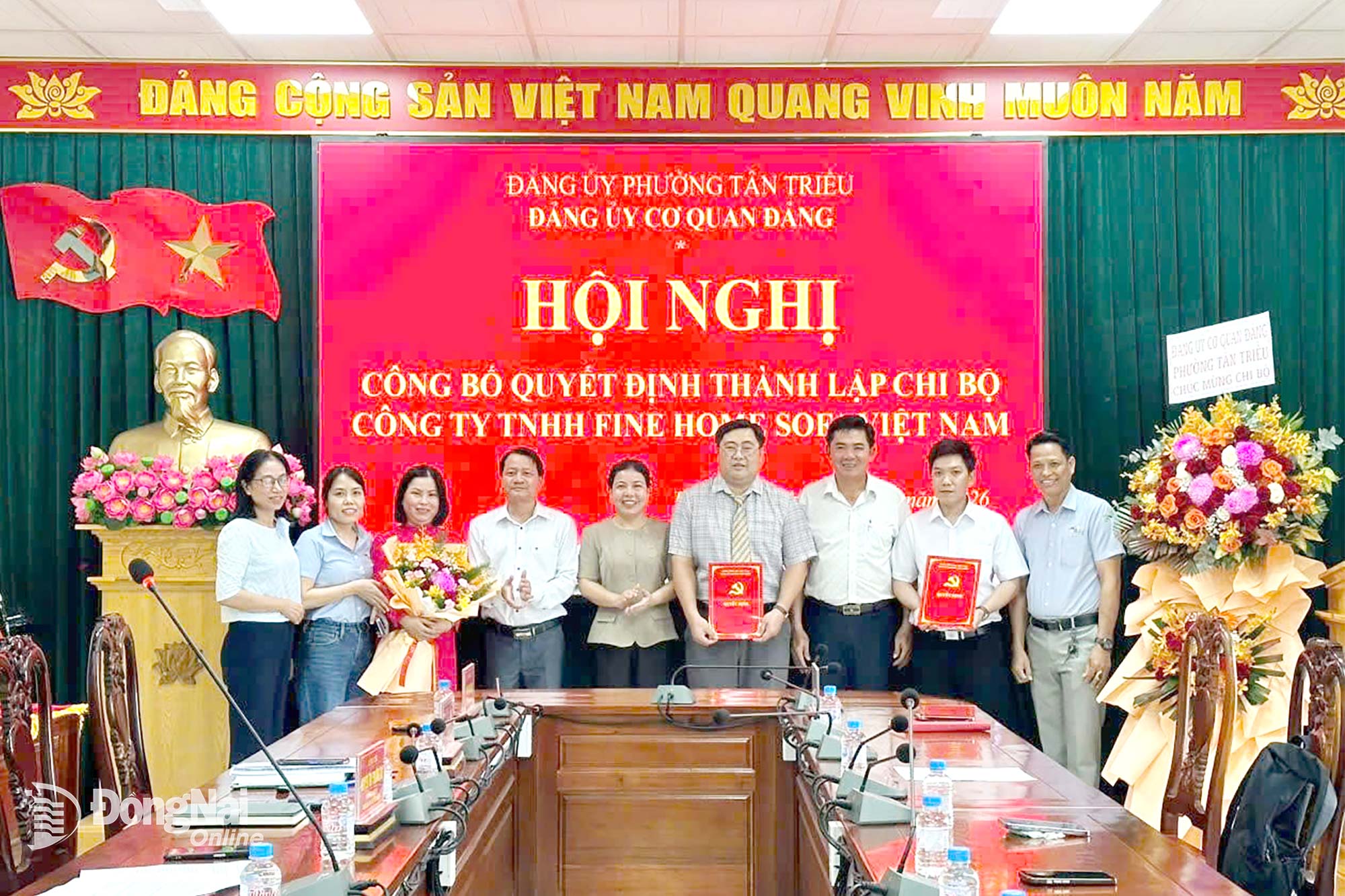 Thường trực Đảng ủy phường Tân Triều và các đơn vị chúc mừng thành lập Chi bộ Công ty TNHH Fine Home Sofa Việt Nam. Ảnh: ĐVCC