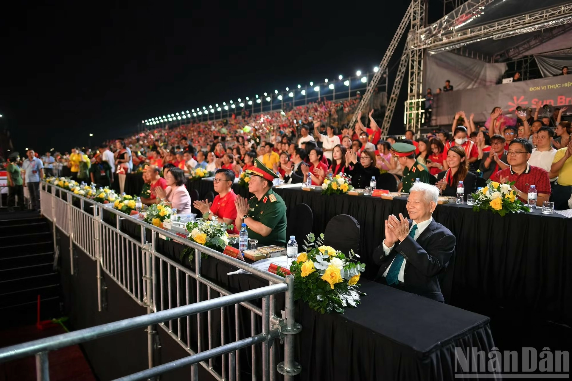Nguyên Chủ tịch nước Nguyễn Minh Triết, Chủ nhiệm Tổng cục Chính trị Quân đội nhân dân Việt Nam Nguyễn Trọng Nghĩa cùng các đại biểu tham dự chương trình.

