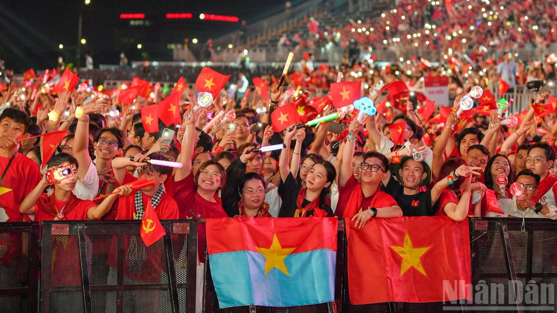 Đông đảo khán giả có mặt tại Khu đô thị Vạn Phúc cùng hòa nhịp với các cung bậc cảm xúc của Tổ quốc trong tim 2026.
