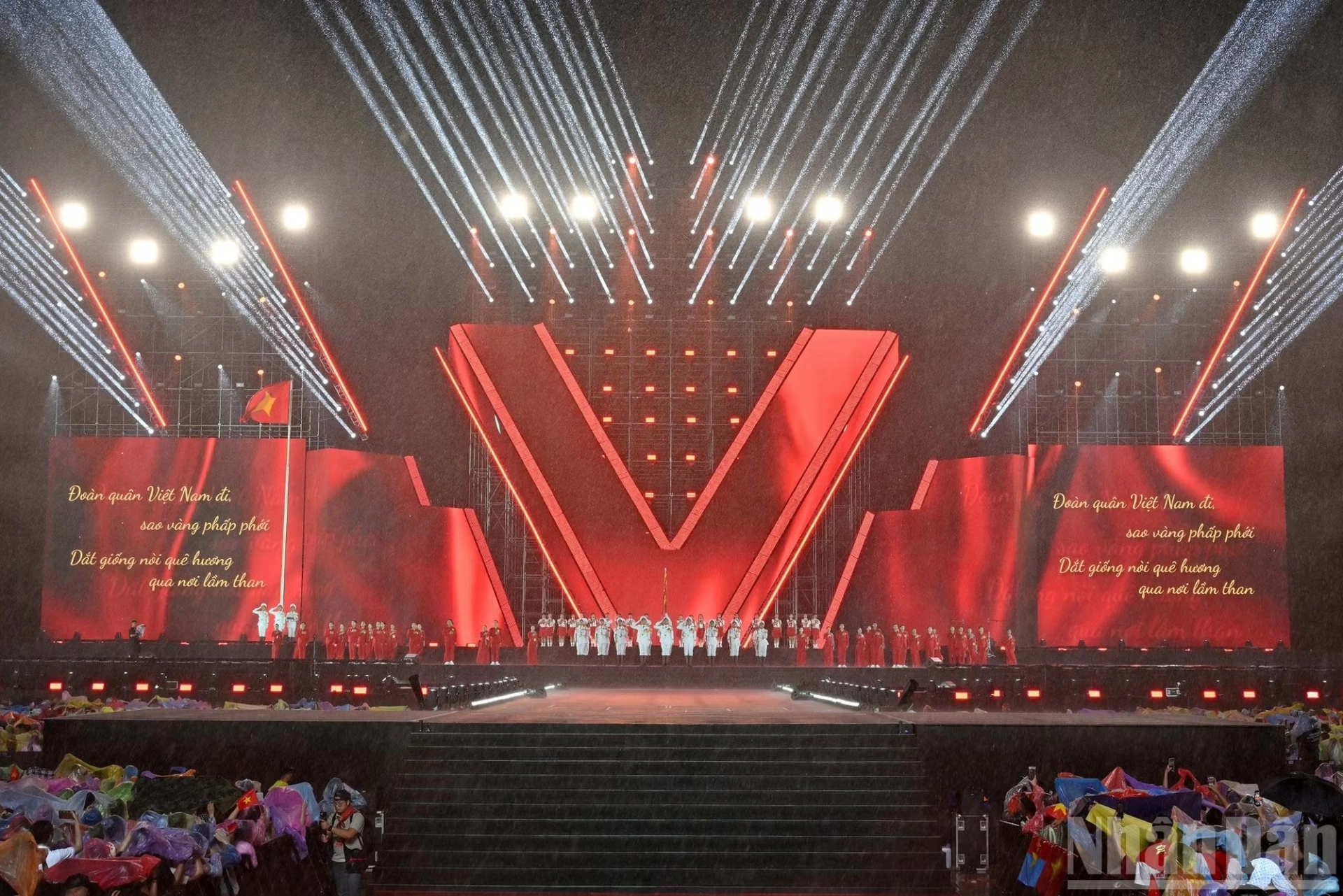 Lễ thượng cờ và nghi thức hát Quốc ca diễn ra trong cơn mưa rào bất chợt của Thành phố Hồ Chí Minh.
