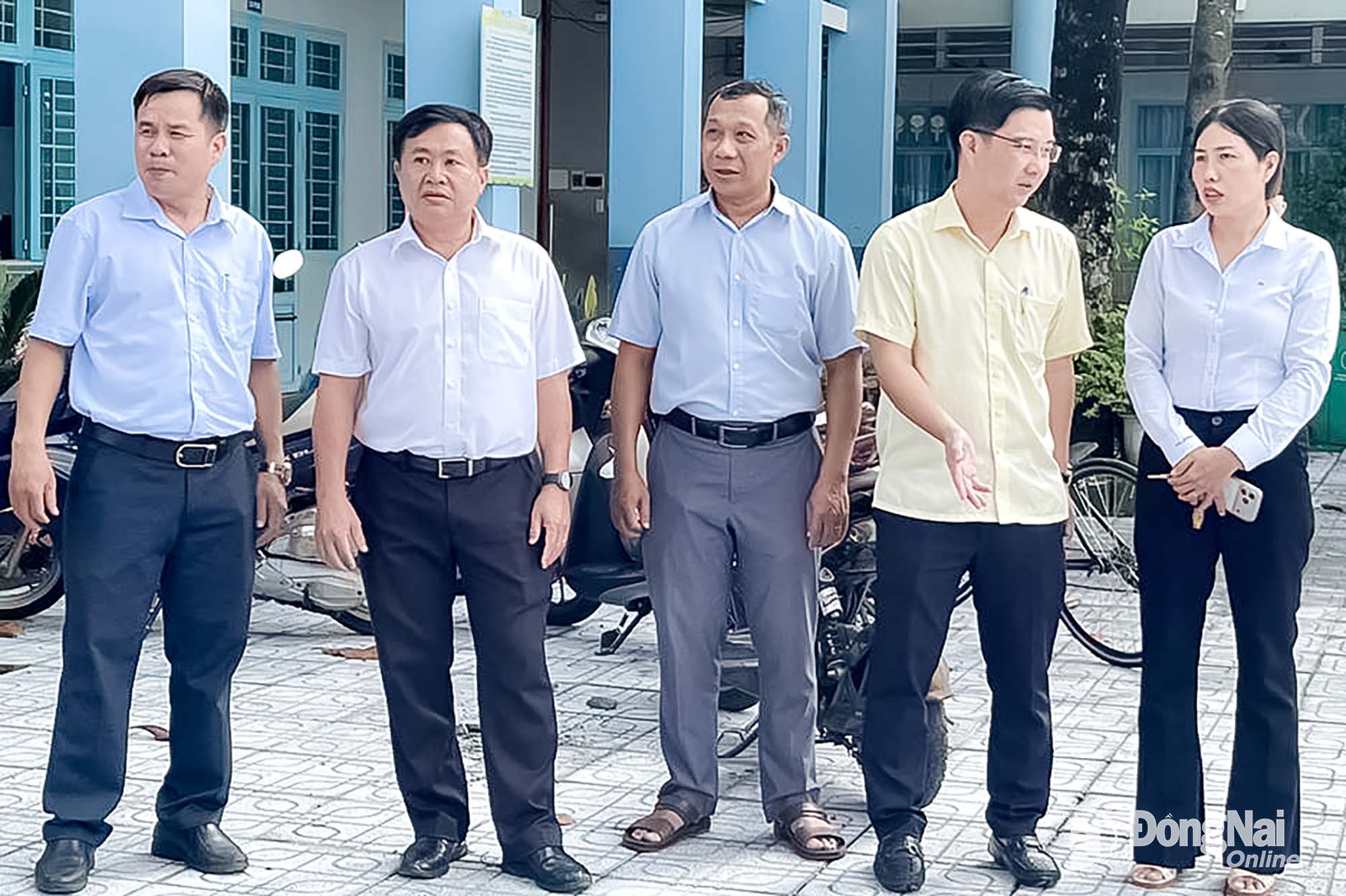 Bí thư Đảng ủy, Chủ tịch HĐND phường Bình Lộc Nguyễn Xuân Hà cùng đoàn công tác khảo sát thực tế tại Trường tiểu học Tín Nghĩa, phường Bình Lộc. Ảnh: Minh Sang