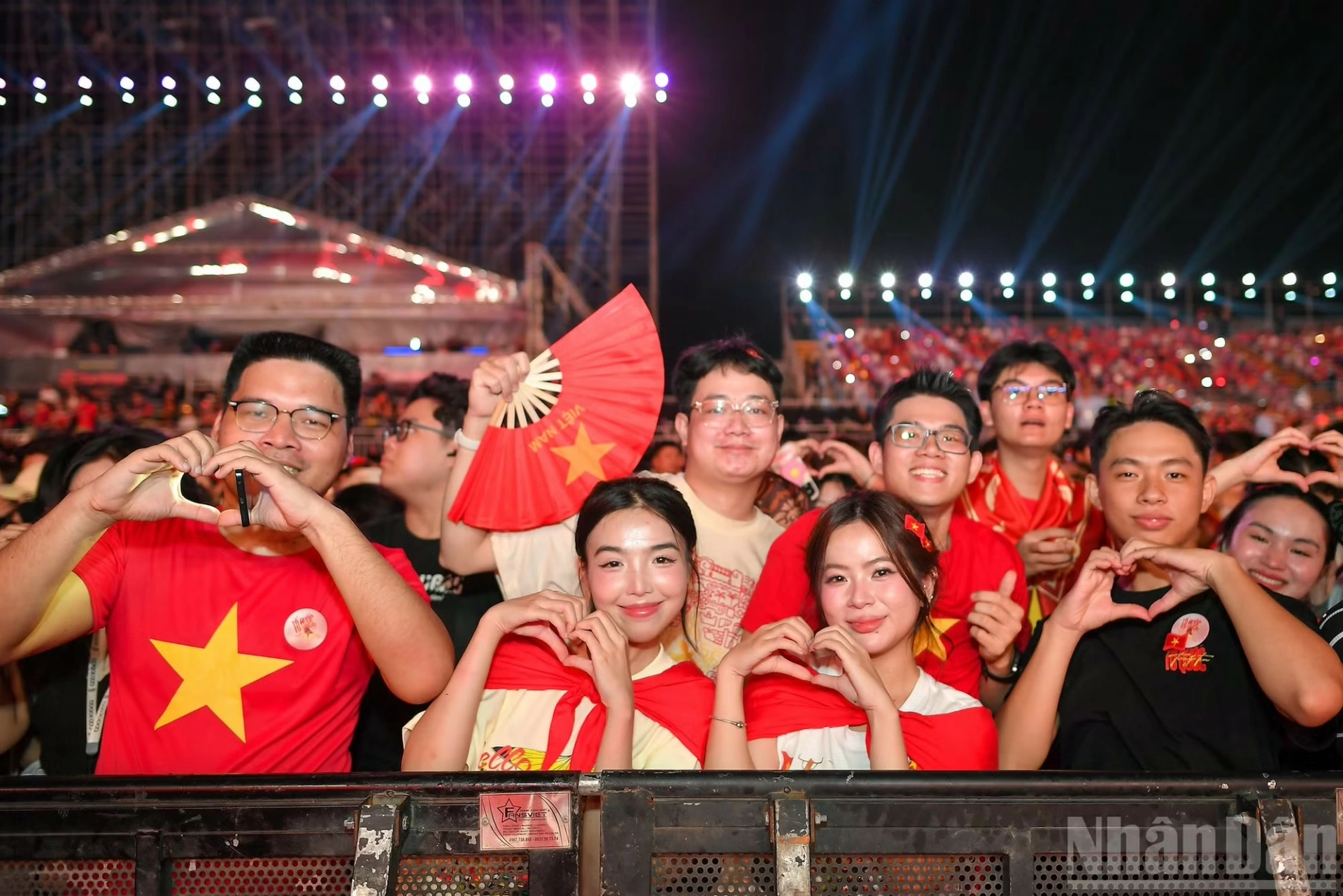 Tổ quốc trong tim là chương trình nghệ thuật hiếm hoi thu hút sự tham gia của khán giả ở nhiều lứa tuổi khác nhau.
