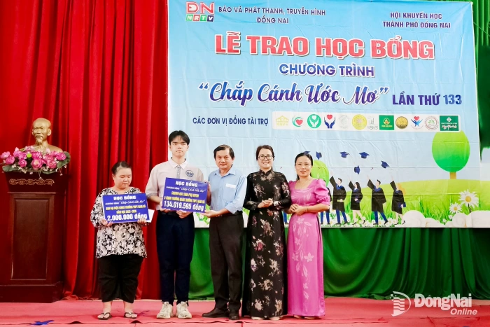Tân sinh viên nghèo nhận học bổng hơn 221 triệu đồng