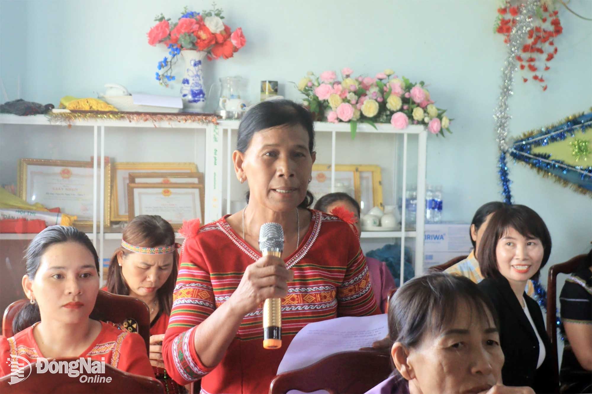 Đại diện cán bộ, hội viên, phụ nữ xã Đa Kia phát biểu ý kiến tại hội nghị. Ảnh: Nga Sơn