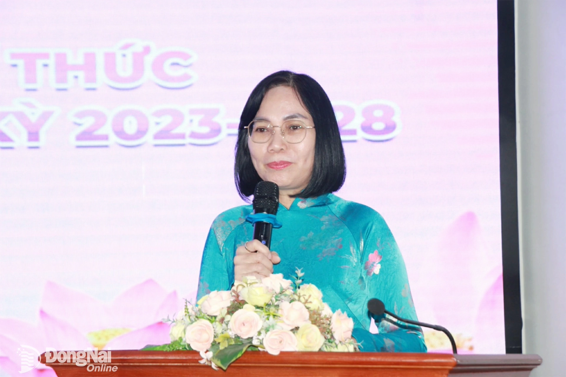 Thành ủy viên, Phó Chủ tịch UBND thành phố Nguyễn Thị Hoàng phát biểu tại hội nghị. Ảnh: Nga Sơn