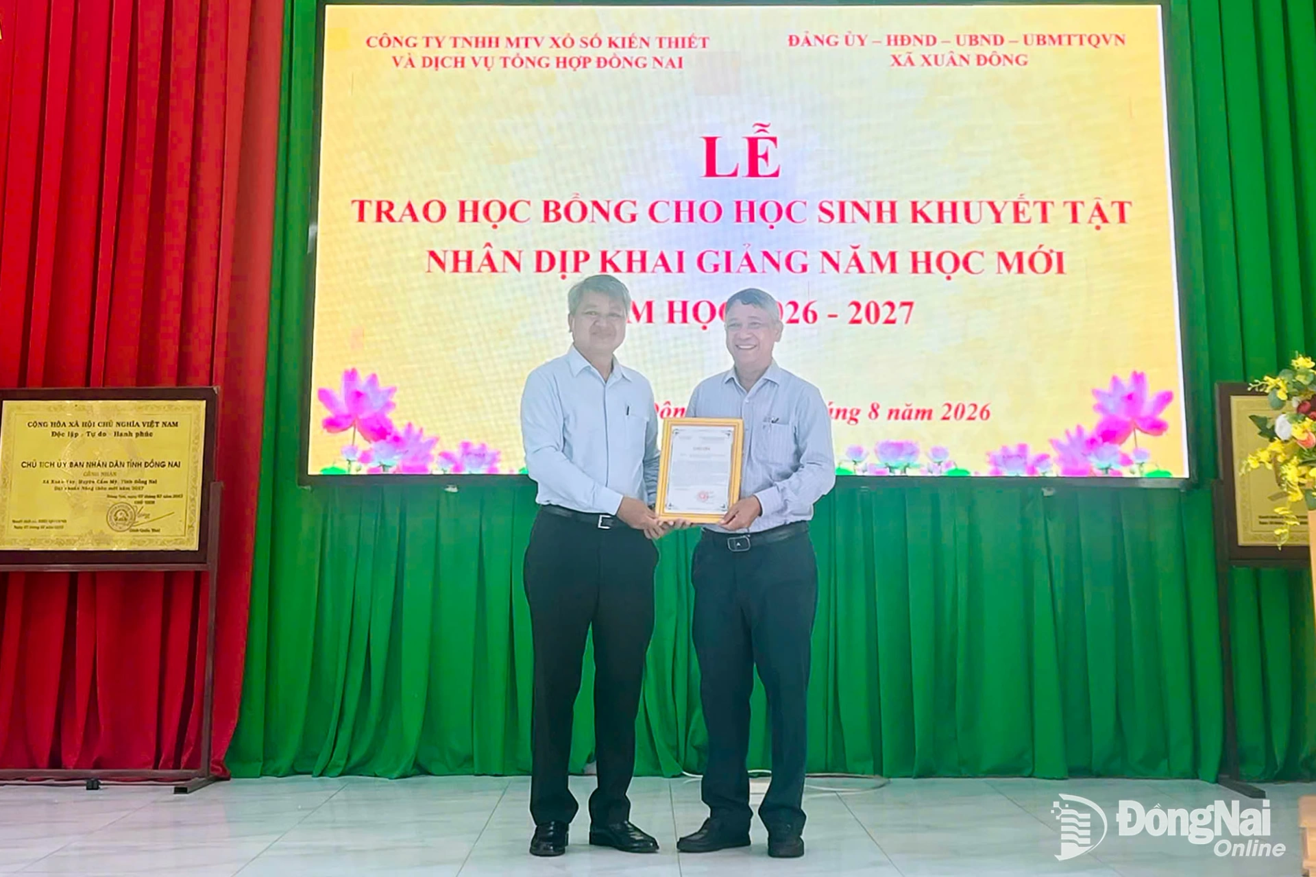 Lãnh đạo xã Xuân Đông trao thư cảm ơn cho Công ty TNHH MTV Xổ số kiến thiết Đồng Nai. Ảnh: Thúy Hằng