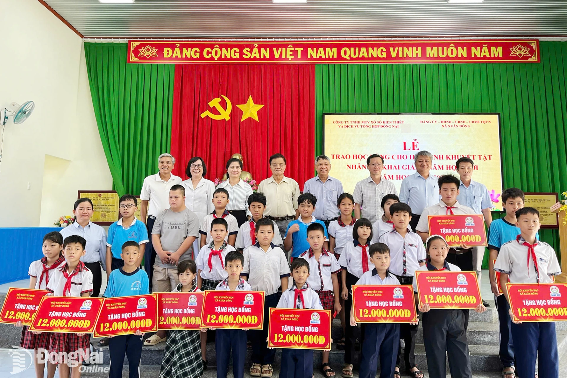Lãnh đạo xã Xuân Đông và đại diện Công ty TNHH MTV Xổ số kiến thiết Đồng Nai trao học bổng cho các em học sinh trước thềm năm học mới. Ảnh: Thúy Hằng