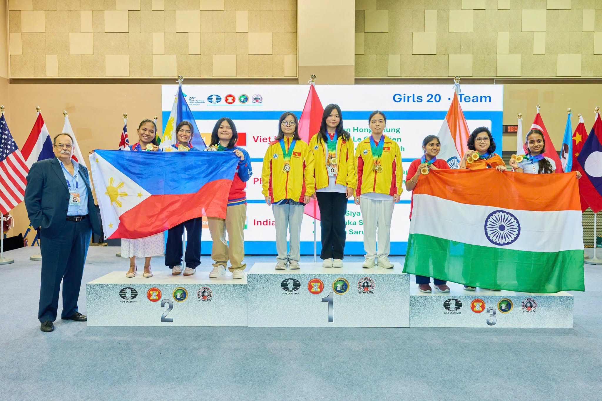 Thai Ngoc Tuong Minh and her teammates receive the gold medal for the womens U20 standard team.

