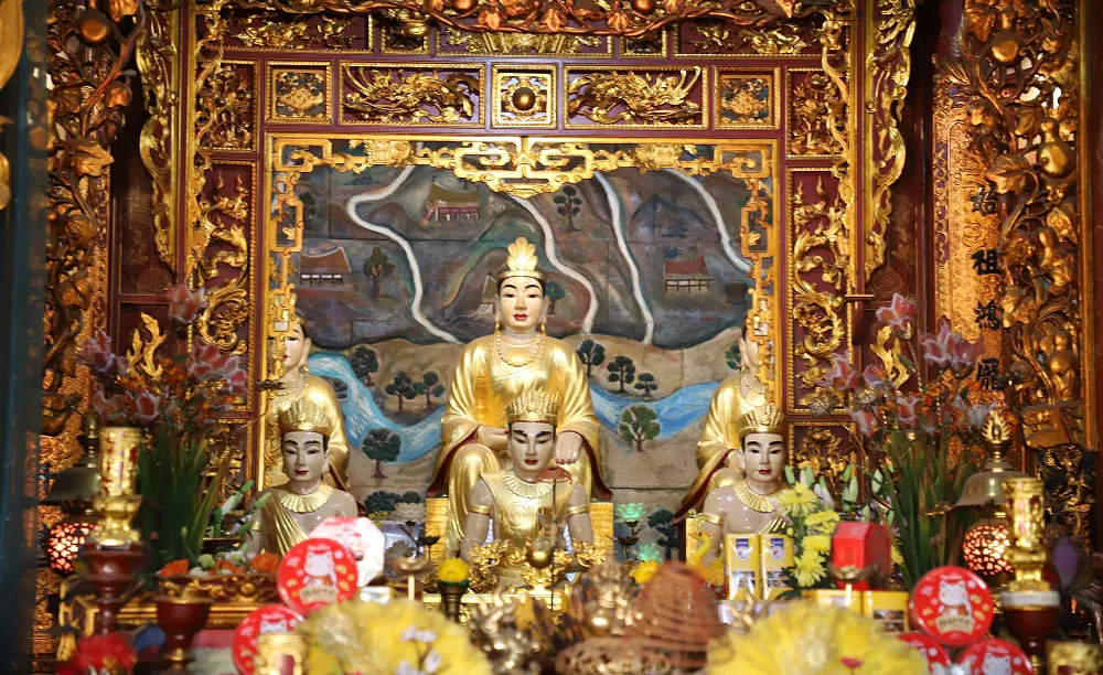 Chính giữa là Hậu cung với Tượng Thủy Tổ Quốc Mẫu cùng các vị hoàng tử, công chúa