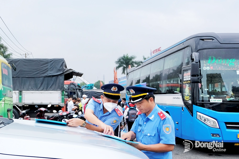 Thanh tra giao thông (Sở GT-VT) kiểm tra các xe khách tại bến xe Đồng Nai (TP.Biên Hòa). Ảnh: Đăng Tùng