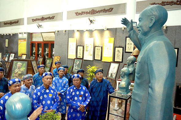 Người dân xem những tác phẩm về Bác được trưng bày tại triển lãm chuyên đề Dấu ấn chân dung Chủ tịch Hồ Chí Minh diễn ra tại Văn miếu Trấn Biên (TP.Biên Hòa)