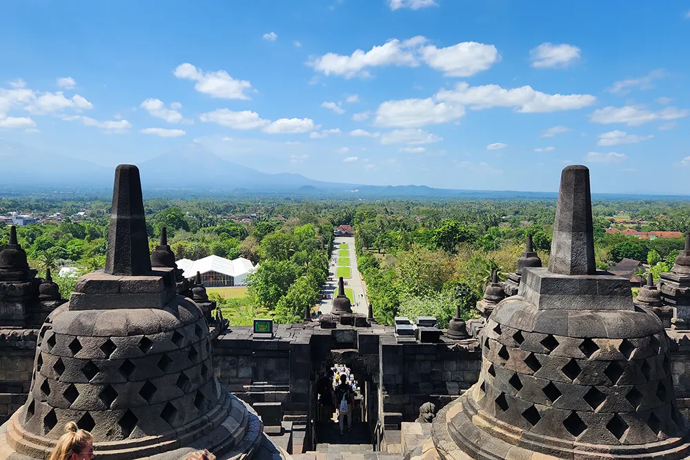 Nhìn từ trên cao, du khách có thể chiêm ngưỡng toàn cảnh thiên nhiên kỳ vĩ, xanh mát bao bọc ngôi đền. Ảnh: Hà Lê