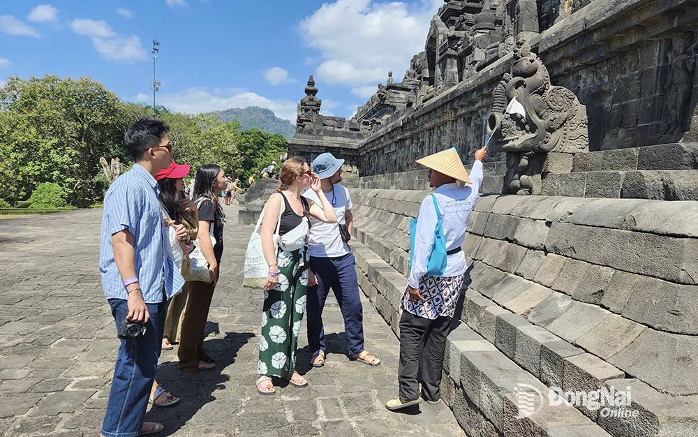 Hướng dẫn viên bản địa thuyết minh về nguồn gốc, ý nghĩa văn hóa, lịch sử của từng kiến trúc độc đáo tại Borobudur cho du khách