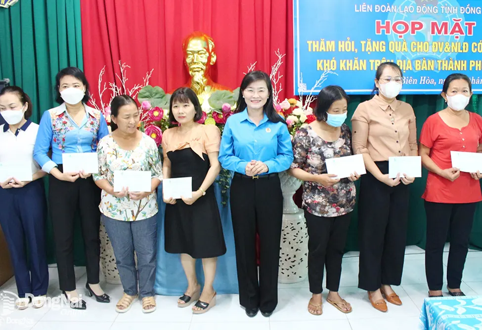 Phó chủ tịch LĐLĐ tỉnh Bùi Thị Bích Thủy tặng quà công nhân khó khăn tại TP.Biên Hòa

