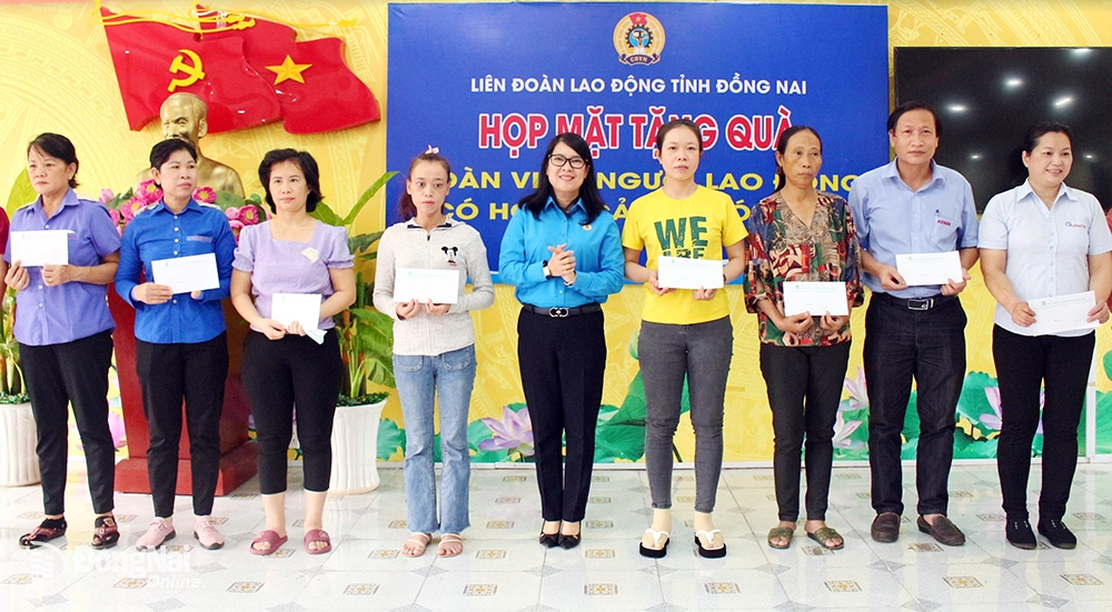 Chủ tịch LĐLĐ tỉnh Nguyễn Thị Như Ý tặng quà công nhân lao động có hoàn cảnh khó khăn
