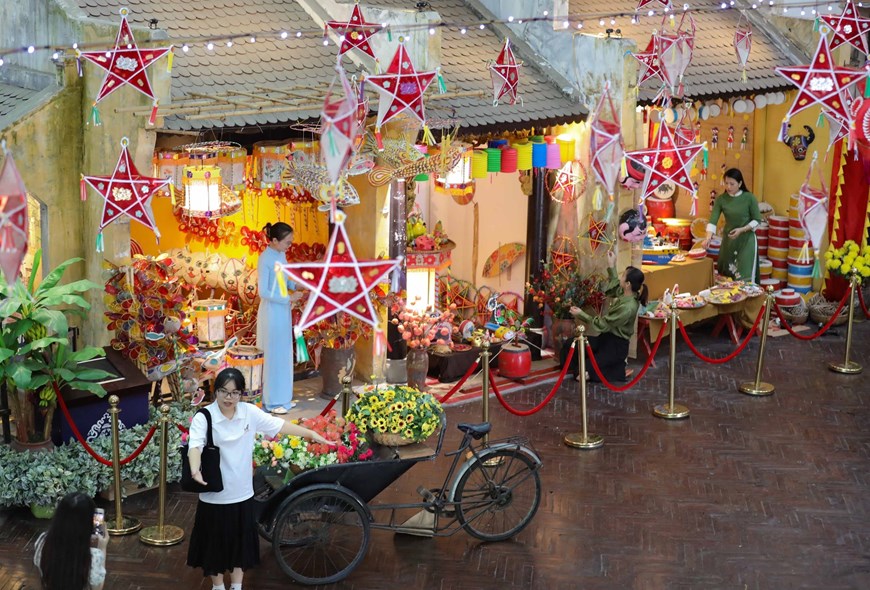 A space resembling a shopping street with star lantern shops from olden times dazzles children and visitors. 


