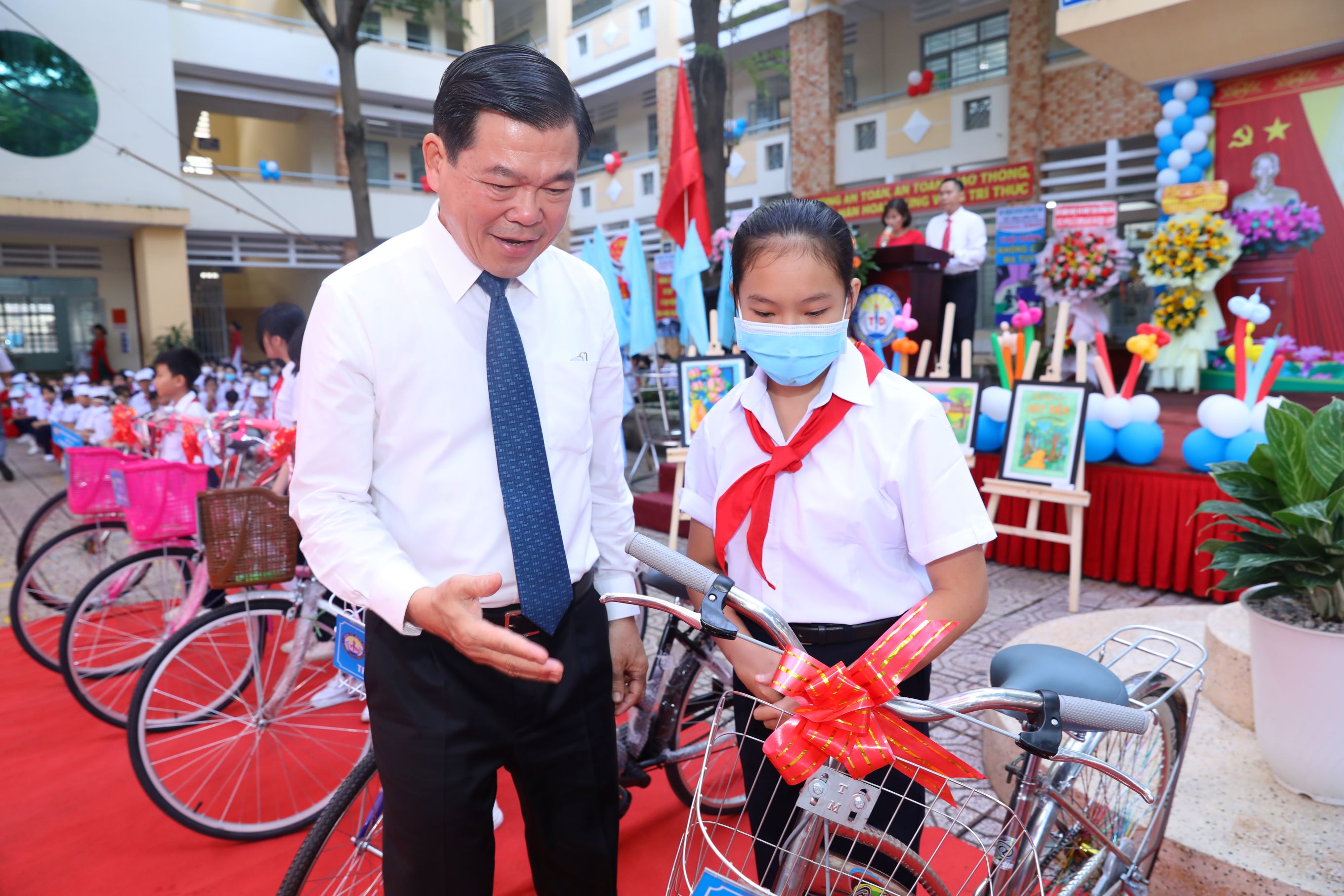 Bí thư Tỉnh ủy Nguyễn Hồng Lĩnh động viên một học sinh được nhận xe đạp tại lễ khai giảng
