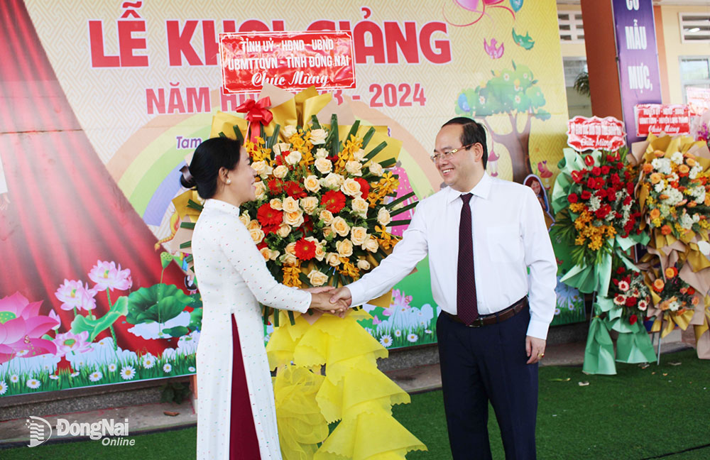 Phó bí thư Tỉnh ủy, Trưởng đoàn Đại biểu Quốc hội tỉnh Quản Minh Cường tặng lẵng hoa chúc mừng tới nhà trường (Ảnh: Hồ Thảo)