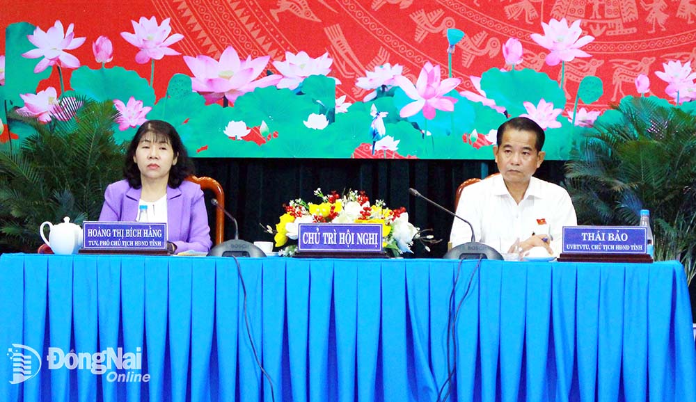         Chủ tịch HĐND tỉnh Thái Bảo và Phó chủ tịch HĐND tỉnh Hoàng Thị Bích Hằng chủ trì hội nghị