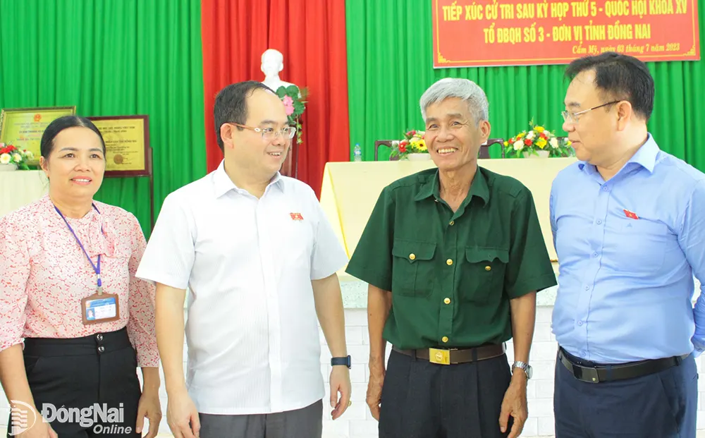 Các đại biểu: Quản Minh Cường, Phó bí thư Tỉnh ủy, Trưởng đoàn ĐBQH tỉnh và Nguyễn Công Long, Ủy viên Thường trực Ủy ban Tư pháp của Quốc hội trò chuyện với cử tri H.Cẩm Mỹ bên lề hội nghị tiếp xúc cử tri sau Kỳ họp thứ 5, Quốc hội XV
