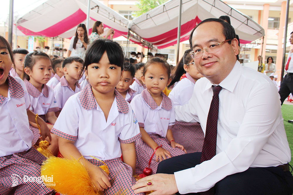Phó bí thư Tỉnh ủy Quản Minh Cường trò chuyện với các em học sinh tại buổi lễ khai giảng (Ảnh: Hồ Thảo)
