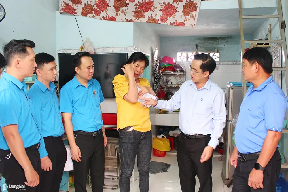 Đại diện LĐLĐ tỉnh và Công đoàn cơ sở hỏi thăm sức khỏe, tặng quà công nhân nhà trọ ở P.Hóa An, TP.Biên Hòa
