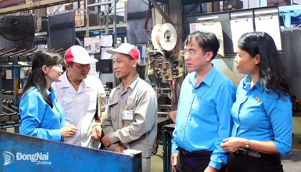 Phó chủ tịch LĐLĐ tỉnh Bùi Thị Bích Thủy cùng các cán bộ Công đoàn cơ sở động viên công nhân tại xưởng sản xuất
