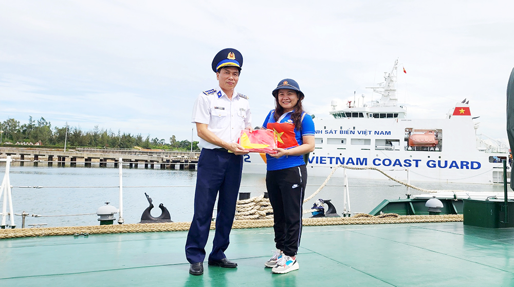 Chủ Cơ sở May cờ Hải Yến Phạm Thị Anh tặng cờ Tổ quốc cho lực lượng Cảnh sát biển Việt Nam