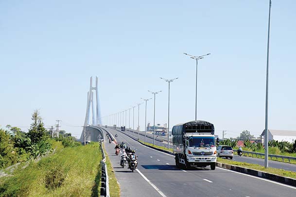 Trên địa bàn thành phố Cần Thơ đã có nhiều công trình phát huy hiệu quả liên kết vùng, tạo động lực phát triển kinh tế - xã hội vùng. Trong ảnh: Cầu Vàm Cống nối Cần Thơ - Đồng Tháp. Ảnh: T.TRINH