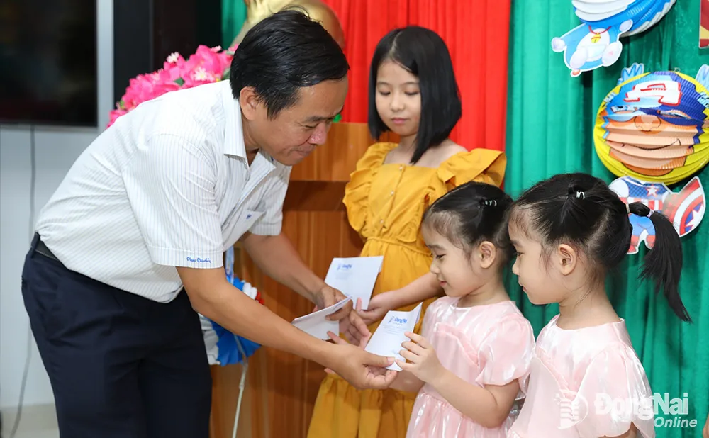 Phó tổng biên tâp, Chủ tịch Công đoàn Báo Đồng Nai Đinh KIm Tuân tặng quà cho các cháu thiếu nhi