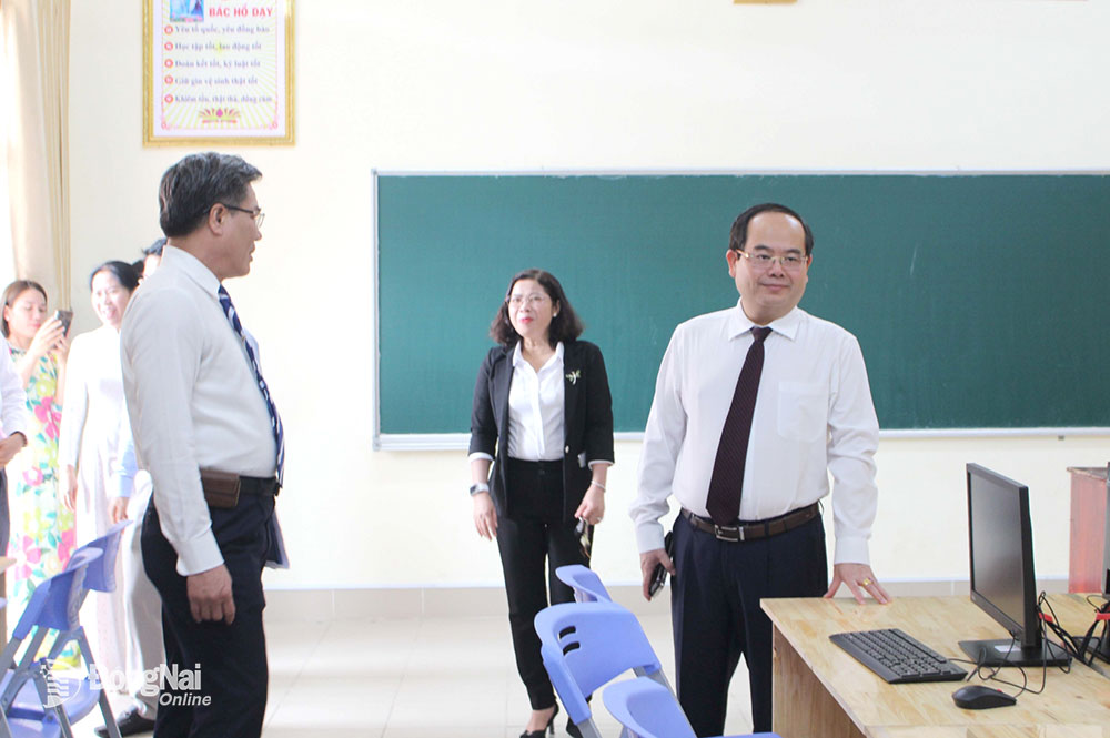 Phó bí thư Tỉnh ủy Quản Minh Cường thăm quan cơ sở vật chất nhà trường (Ảnh: Hồ Thảo)